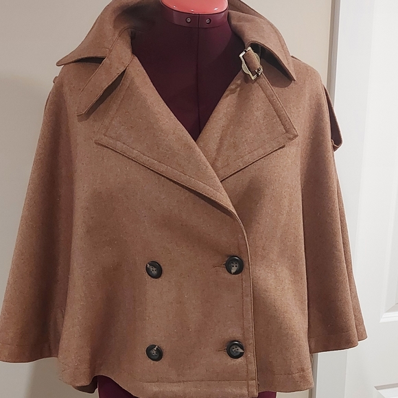 Cropped Fashion Cape - Picture 1 of 4